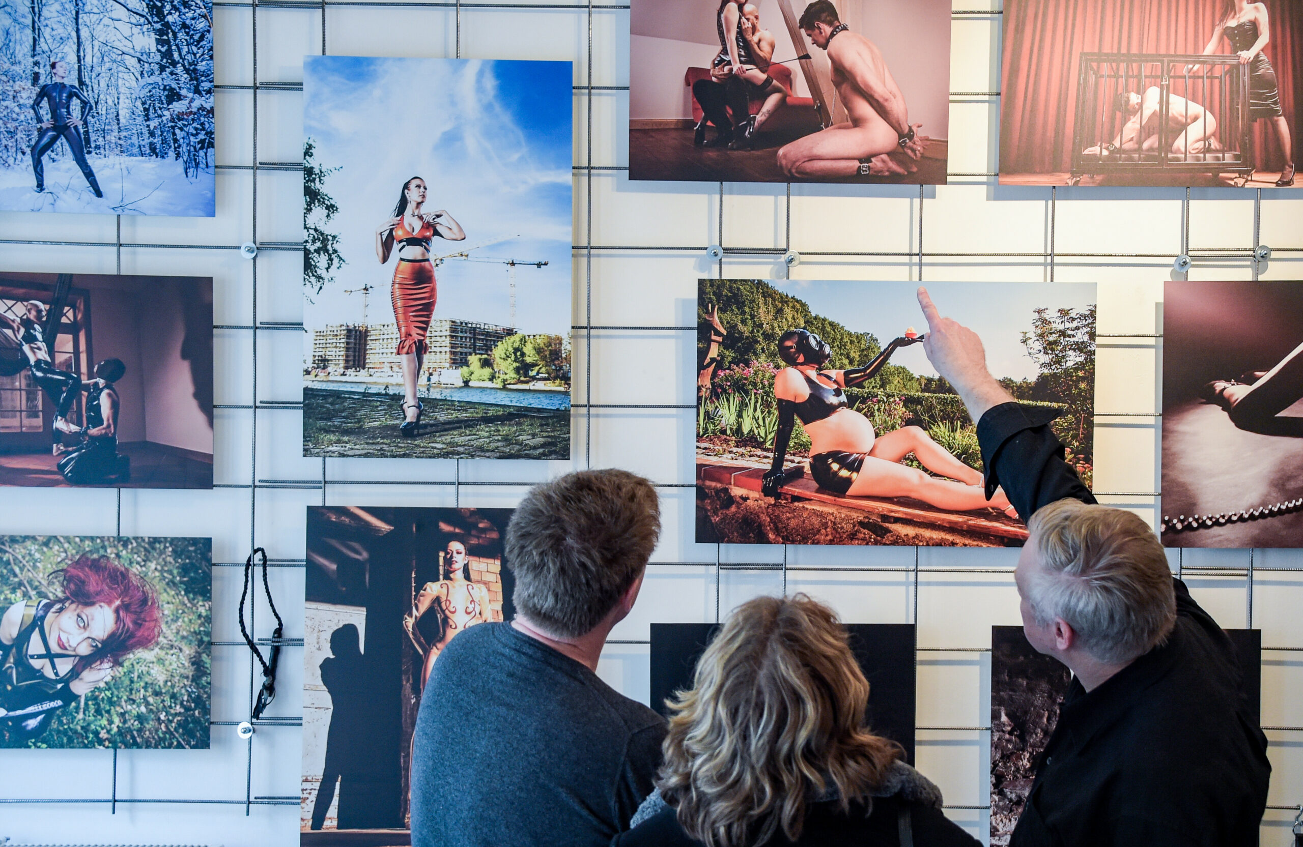 Besucher betrachten Exponate im Erotic Art Museum auf St. Pauli (Archivbild).