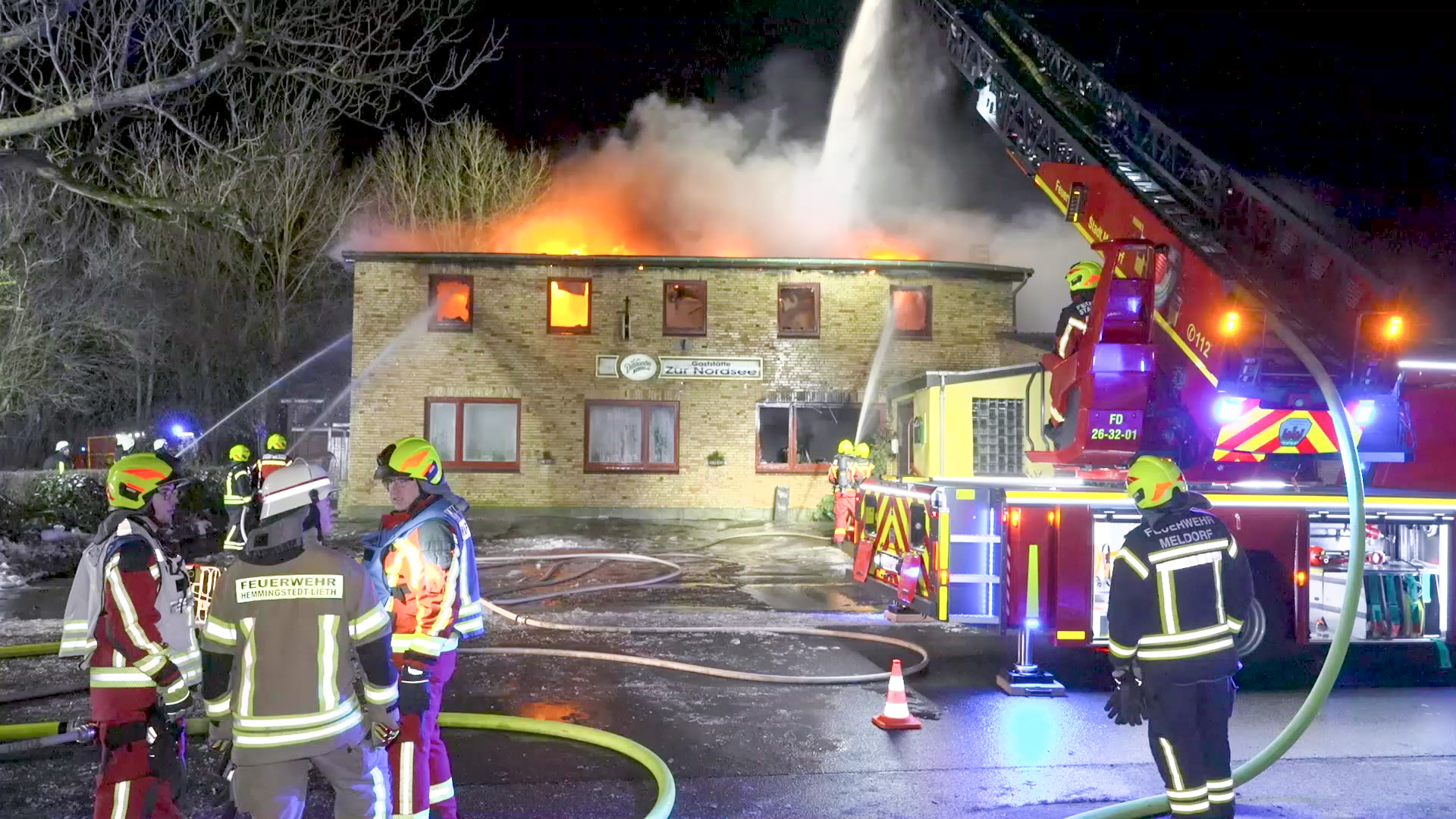 Rund 80 Feuerwehrleute waren bei dem Großbrand in Nordermeldorf im Einsatz.