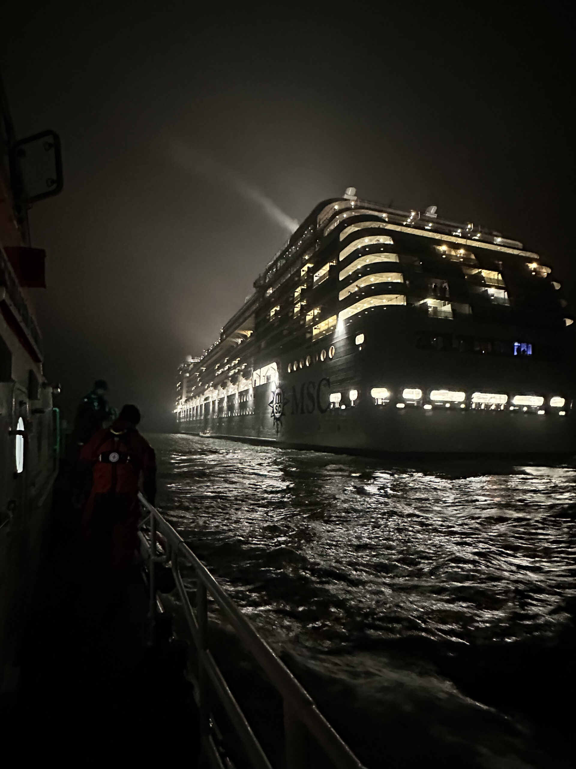 Die Seenotretter nähern sich dem 300 Meter langen Kreuzfahrtschiff.