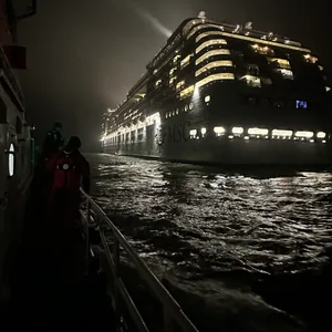Die Seenotretter nähern sich dem 300 Meter langen Kreuzfahrtschiff.