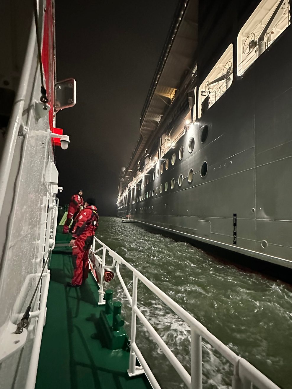 Besatzung eines Seenotrettungskreuzers während eines Einsatzes