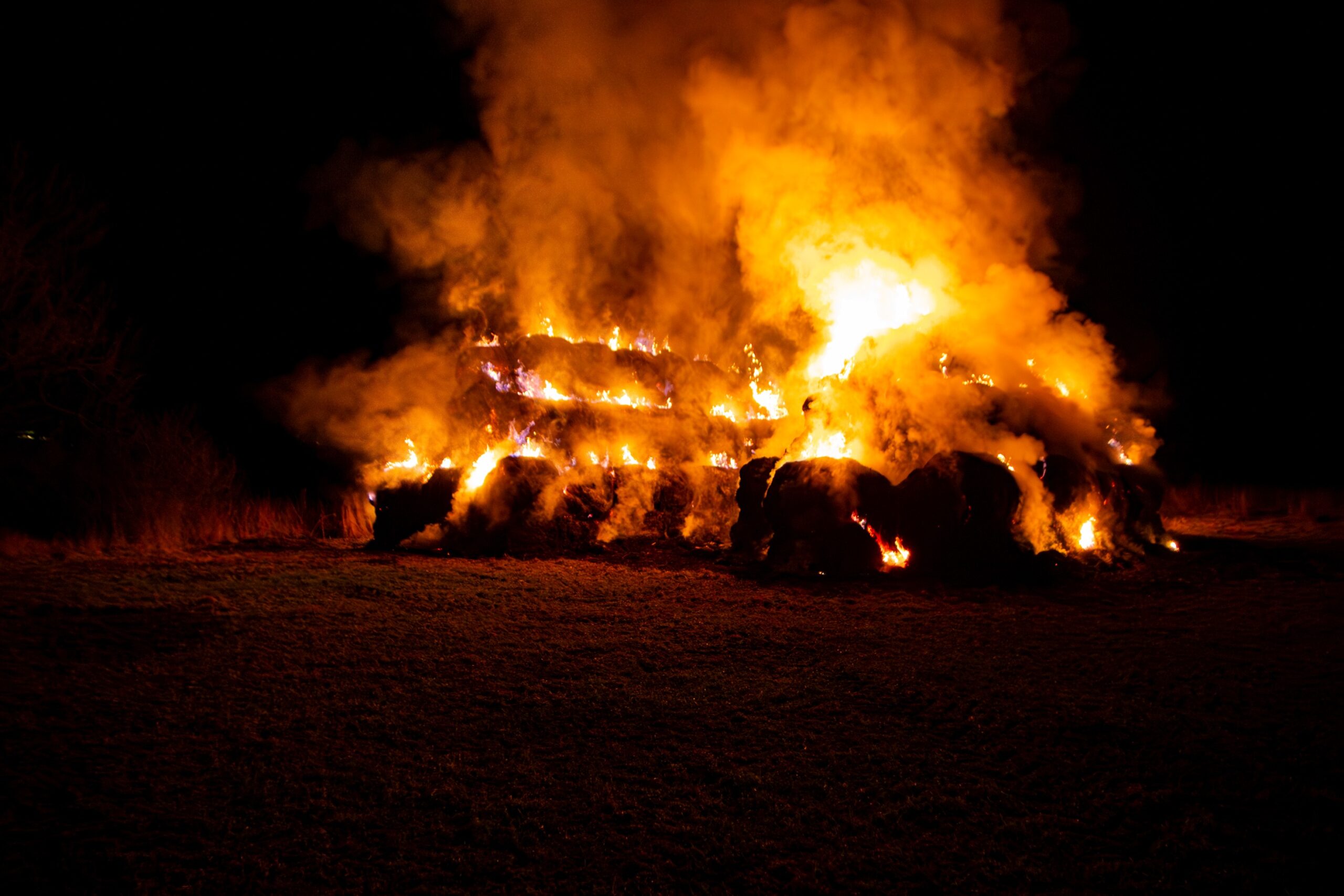 Nahe Bisdorf stehen am Donnerstagabend rund 150 Strohballen in Flammen.