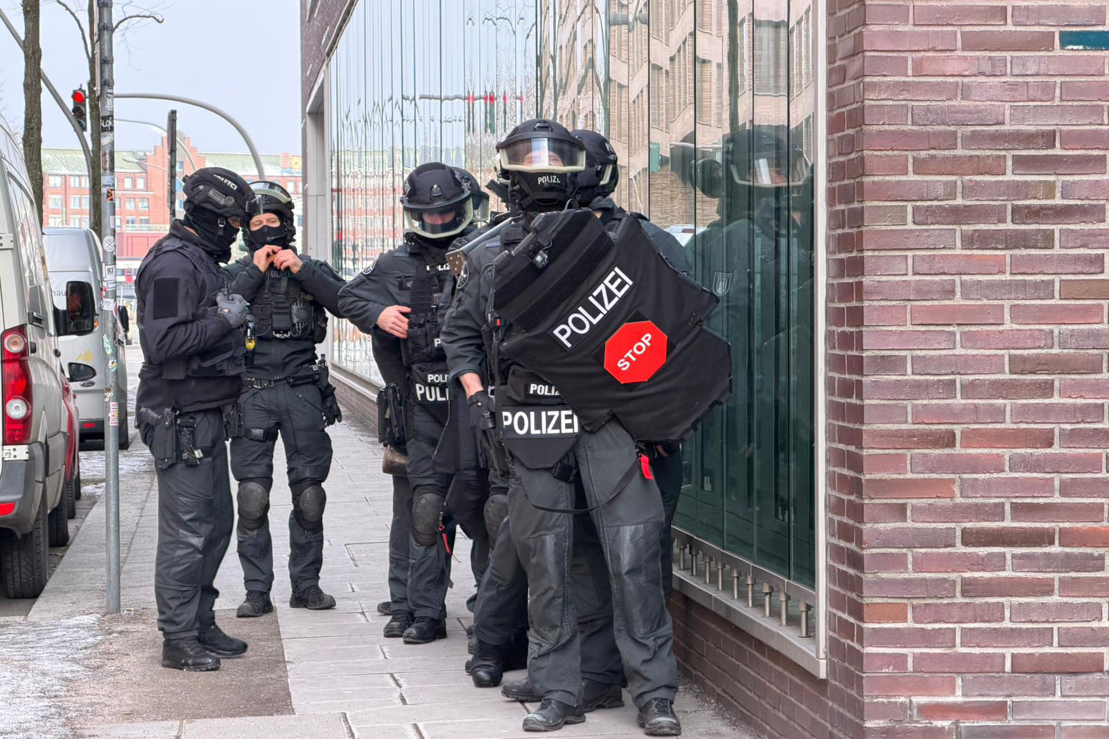 Die Spezialeinheit USE (Unterstützungsstreife für erschwerte Einsatzlagen) hat in der HafenCity mehrere Menschen festgenommen.