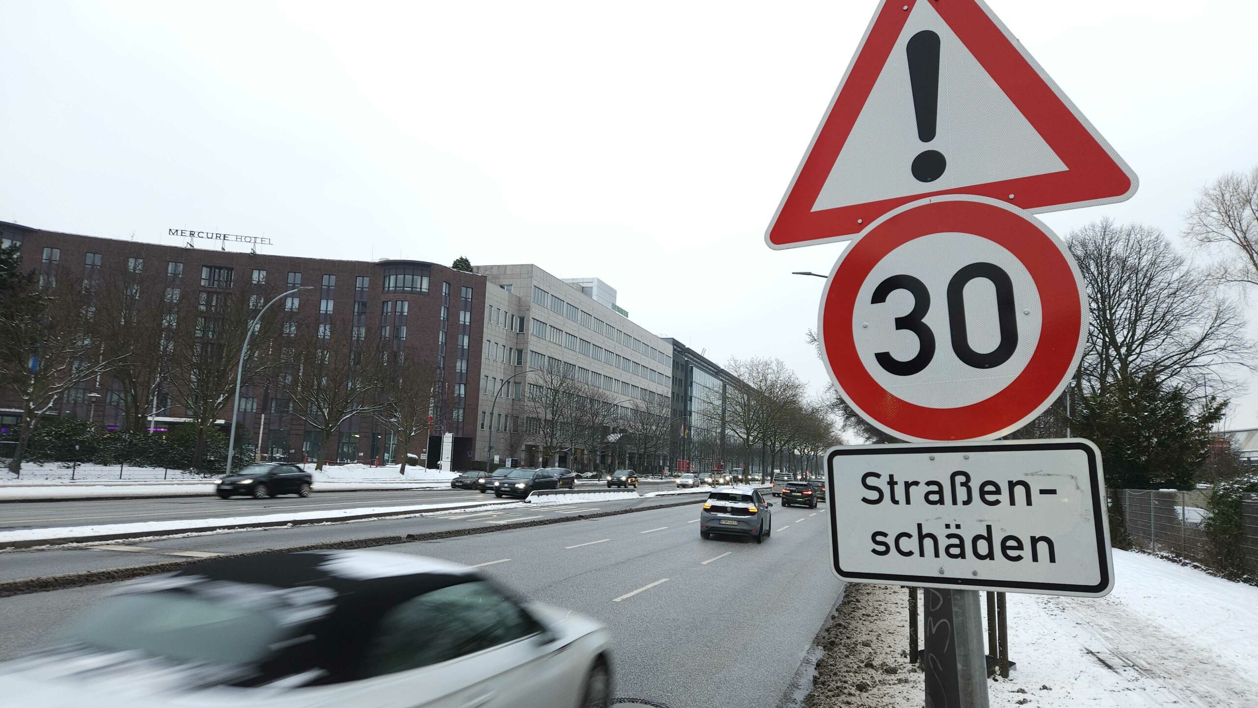 Wegen Straßenschäden gilt auf der Amsinckstraße plötzlich Tempo 30.