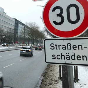 Wegen Straßenschäden gilt auf der Amsinckstraße plötzlich Tempo 30.