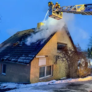 Dach in Bullenhausen in Flammen. Zum Glück keine Verletzten aber hoher Schaschaden