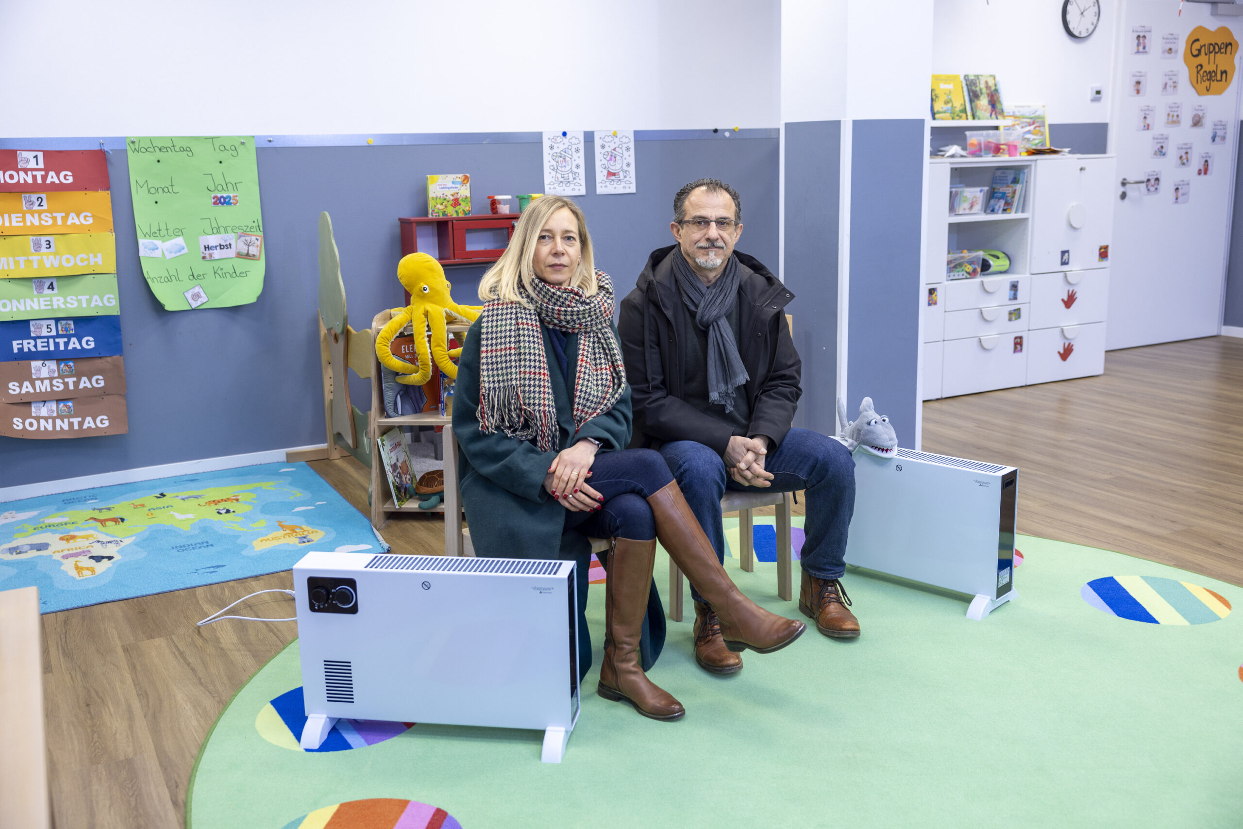 Die stellvertretende Kitaleitung Andrea (l.) und Muzaffer Erdogan (r.) in einem der unterkühlten Kitaräume.