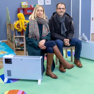 Die stellvertretende Kitaleitung Andrea (l.) und Muzaffer Erdogan (r.) in einem der unterkühlten Kitaräume.