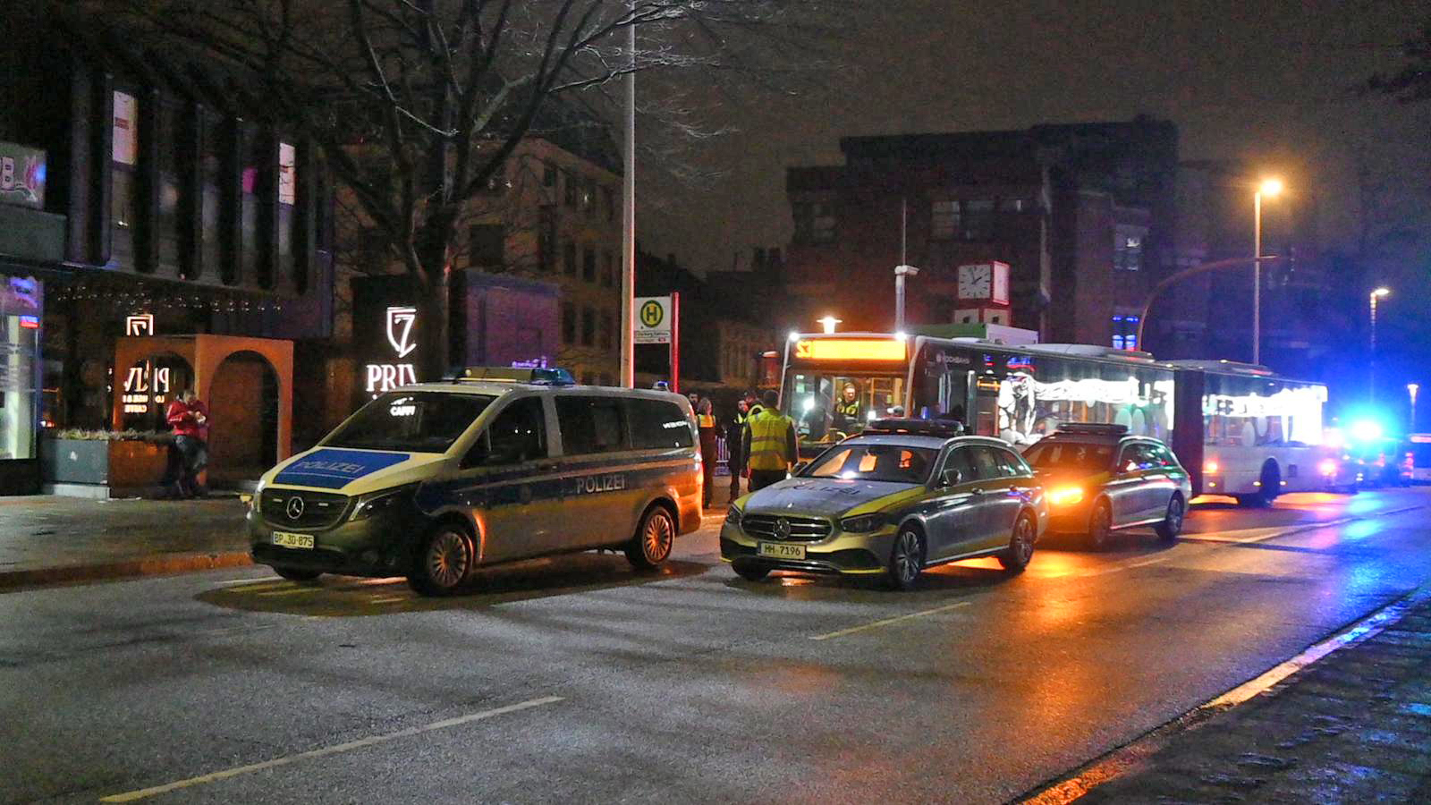Polizeikräfte am Einsatzort in Harburg.