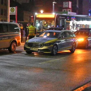 Polizeikräfte am Einsatzort in Harburg.