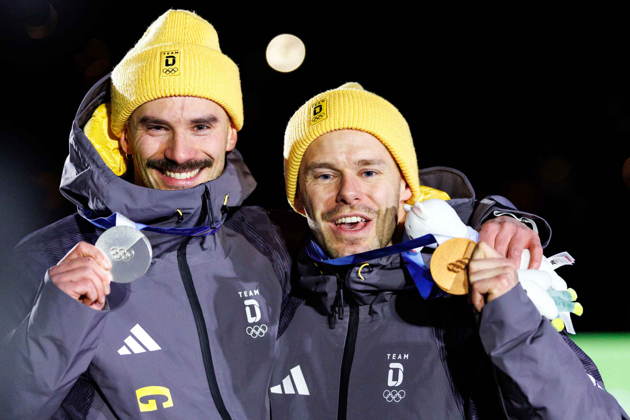 Axel Jungk und Christopher Grotheer feiern ihre Skeleton-Medaillen
