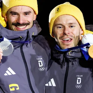 Axel Jungk und Christopher Grotheer feiern ihre Skeleton-Medaillen