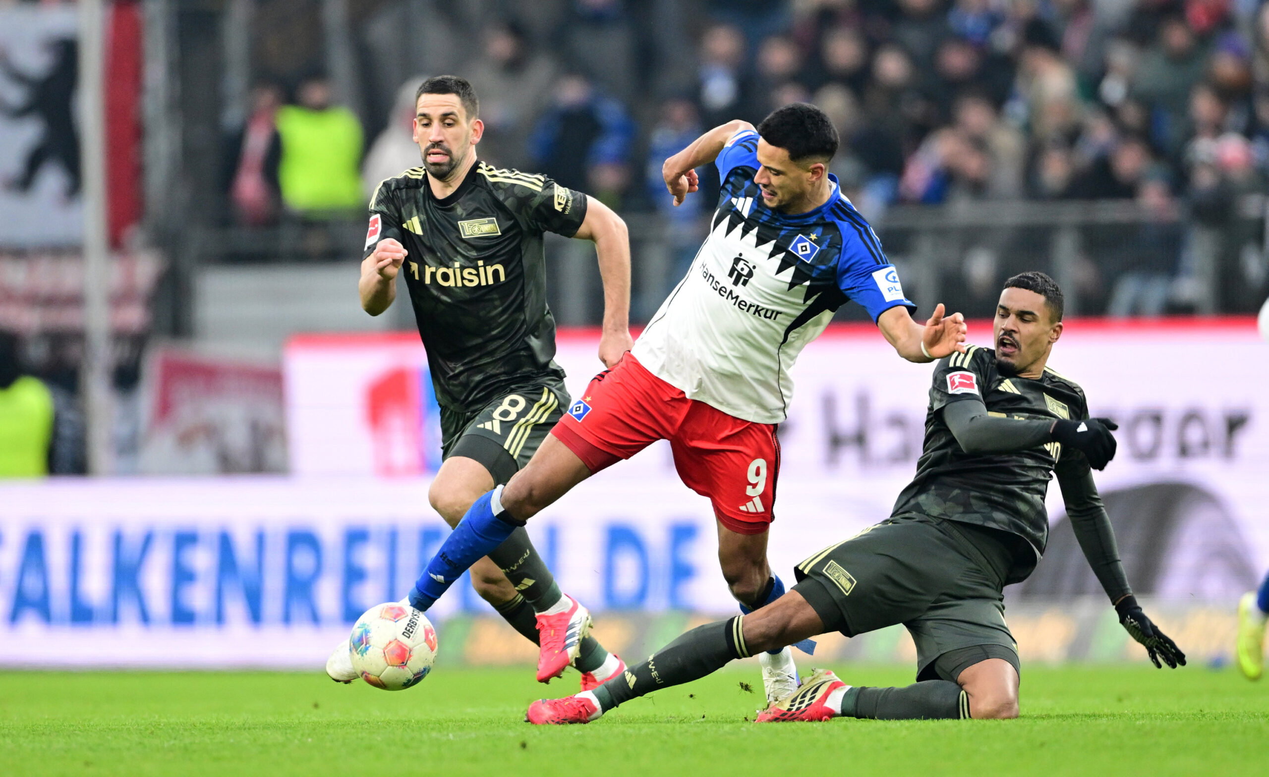 Robert Glatzel im Zweikampf mit Danilho Doekhi