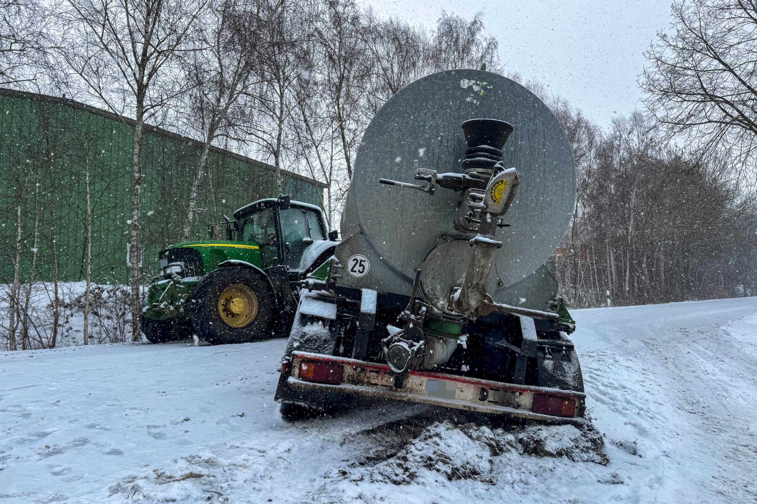 Das 30 Tonnen schwere Gespann aus Trecker und Gülle-Anhänger kam in Seevetal auf glatter Fahrbahn ins Rutschen.