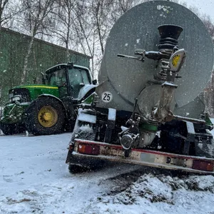 Das 30 Tonnen schwere Gespann aus Trecker und Gülle-Anhänger kam in Seevetal auf glatter Fahrbahn ins Rutschen.