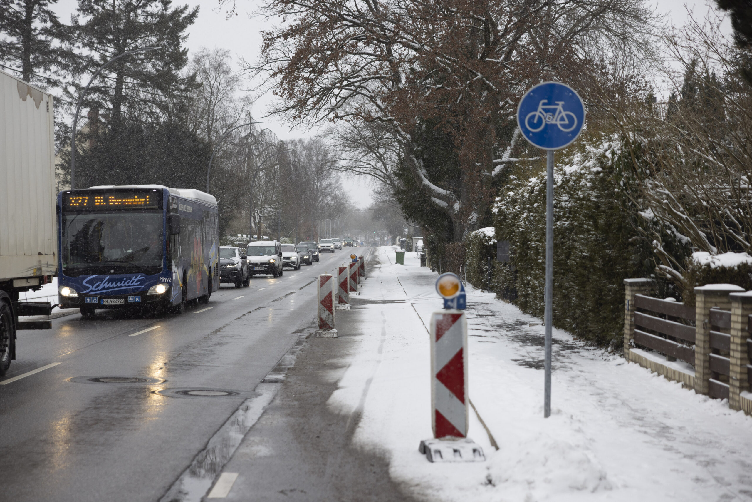 Der Radweg an der Berner Straße ist jetzt mit rot-weißen Baustellen-Baken abgesichert.