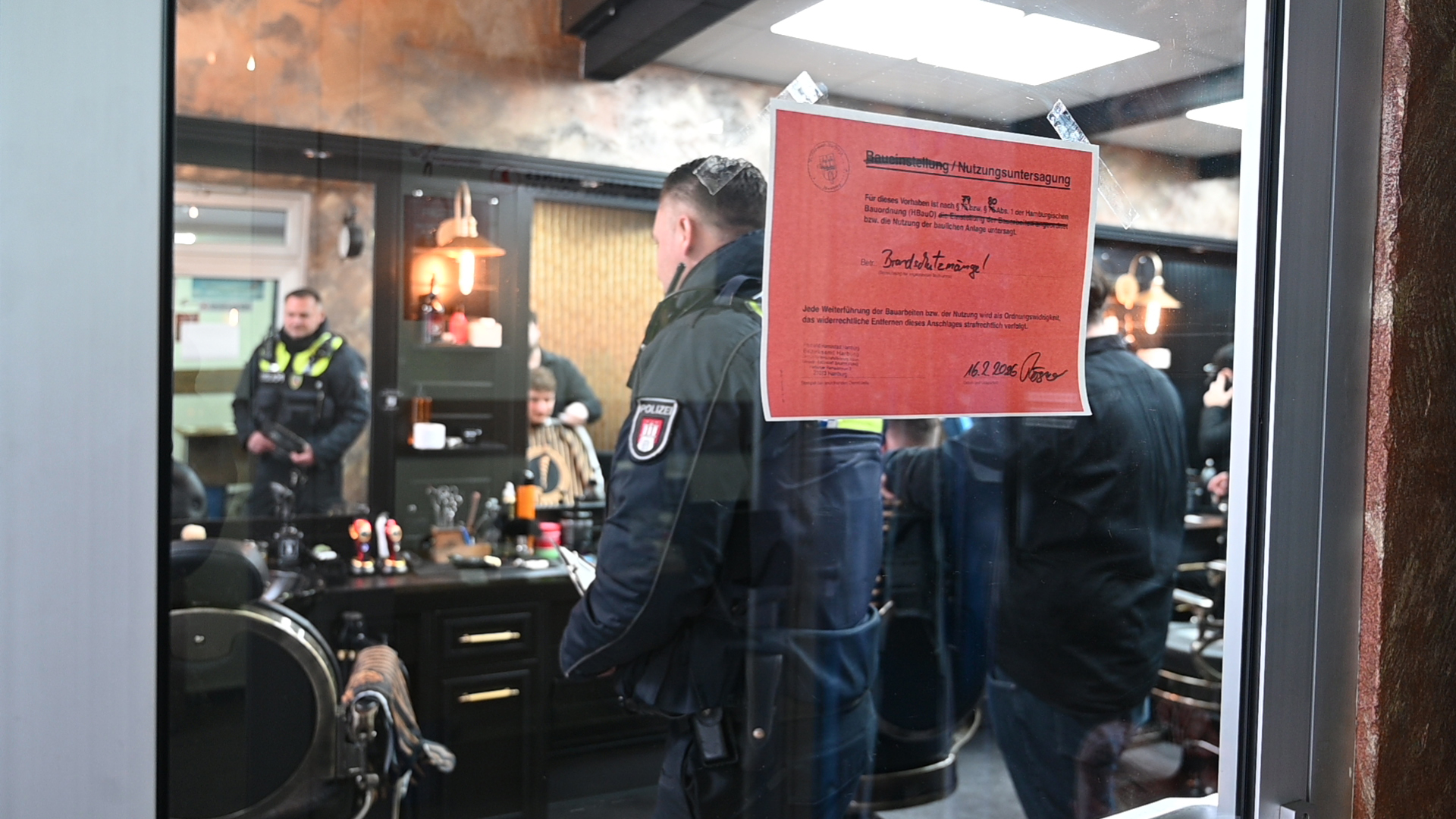 Beamte von Polizei und Zoll bei der Kontrolle in Harburg. Ein Betrieb musste sofort schließen.