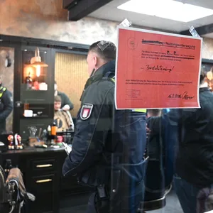 Beamte von Polizei und Zoll bei der Kontrolle in Harburg. Ein Betrieb musste sofort schließen.