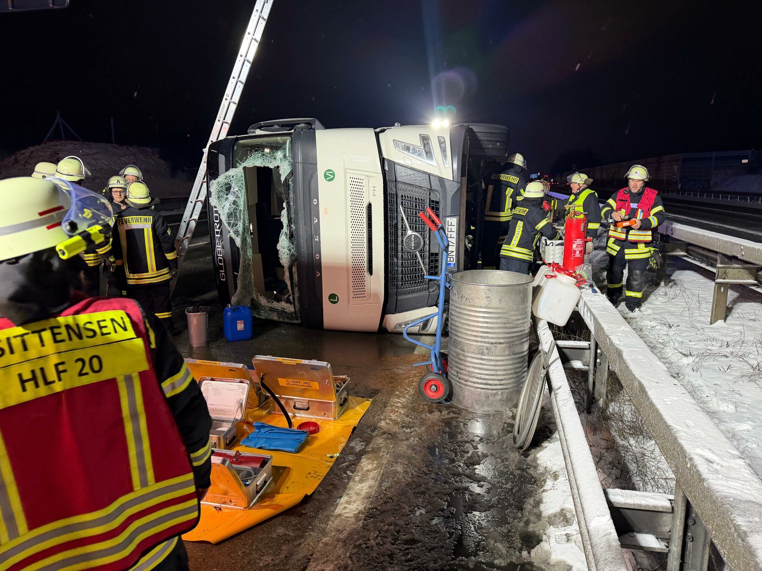 Lkw liegt auf der Seite