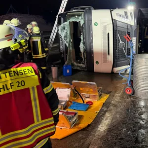 Lkw liegt auf der Seite