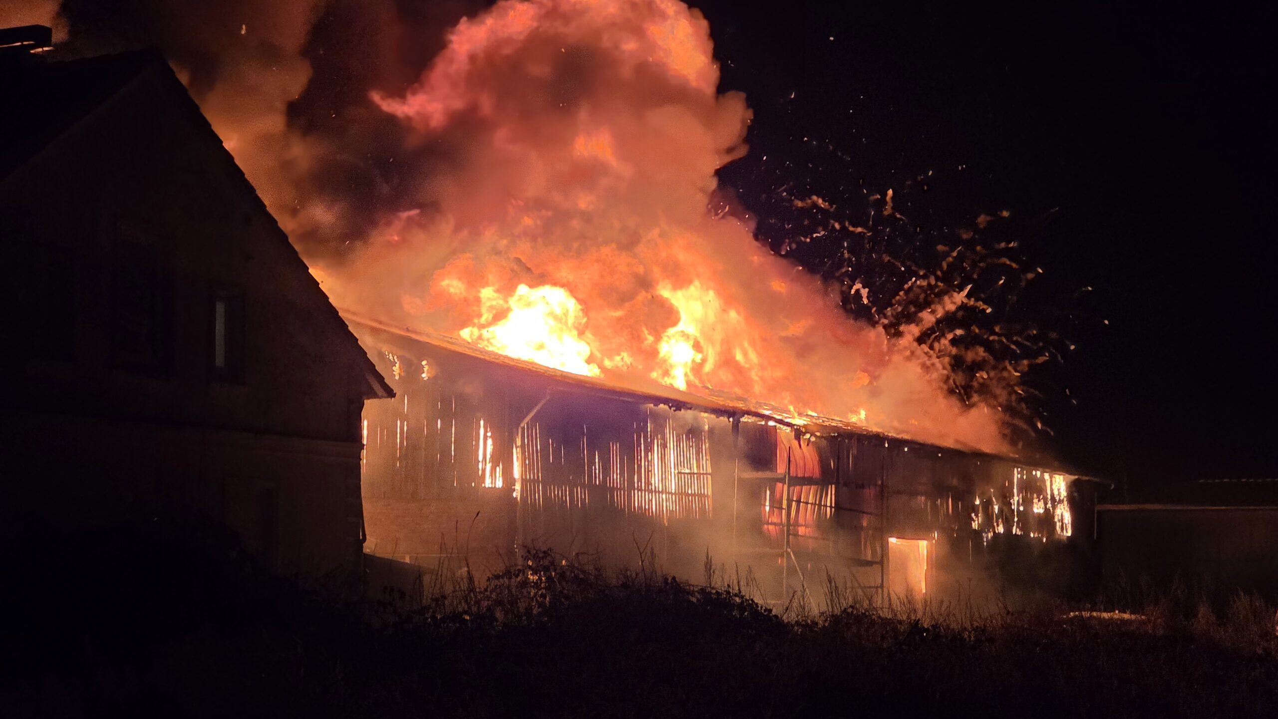 Eine Lagerhalle in Brunsbüttel ist komplett niedergebrannt. Die Polizei ermittelt.