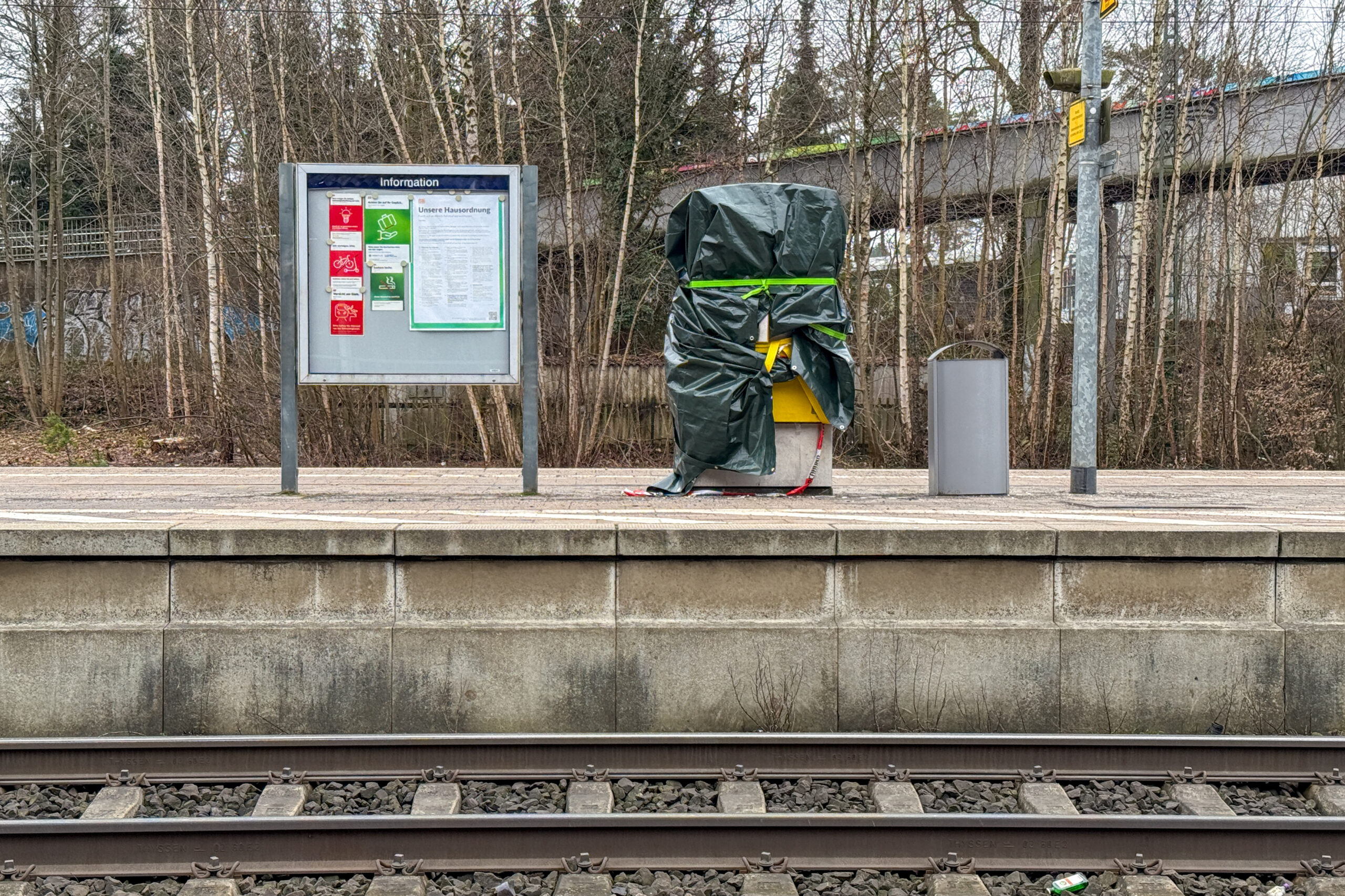 Am Bahnhof Tostedt ist in der Nacht zu Mittwoch ein Fahrkartenautomat aufgesprengt worden.