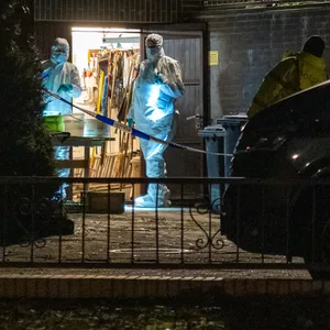 Ermittler der Spurensicherung am Tatort in Tostedt.