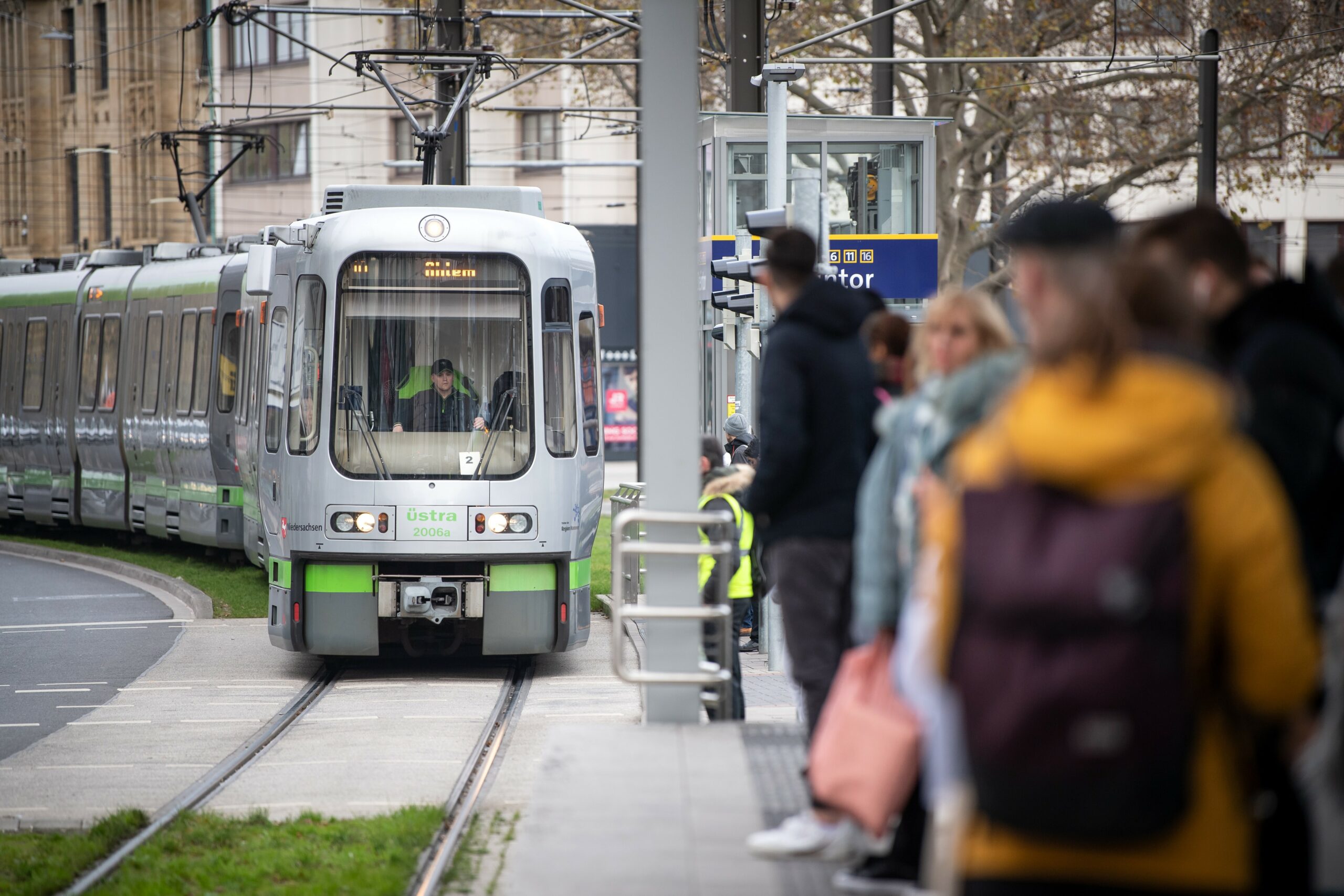 An einer Stadtbahn-Haltestelle in Hannover ist ein Mann niedergestochen worden. (Symbolbild)