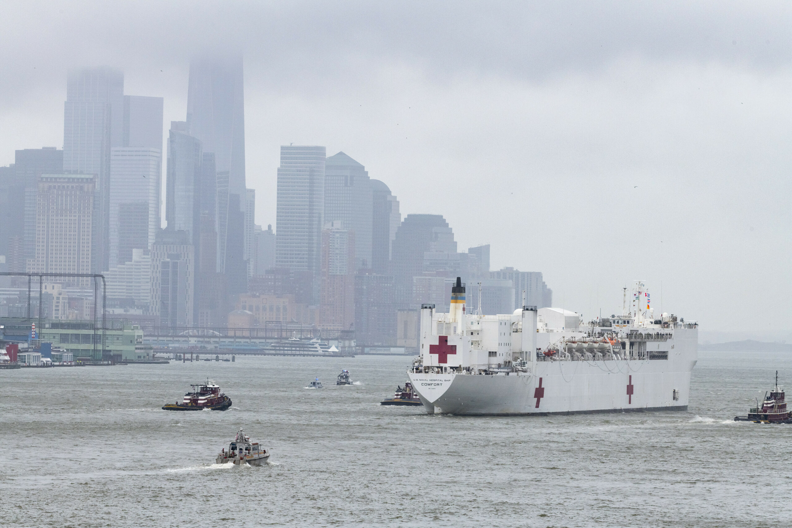 Das Lazarettschiff „USNS Comfort“ der U.S. Navy verlässt Manhattan. Angeblich will der US Präsident das Schiff nach Grönland schicken. (Archivbild)
