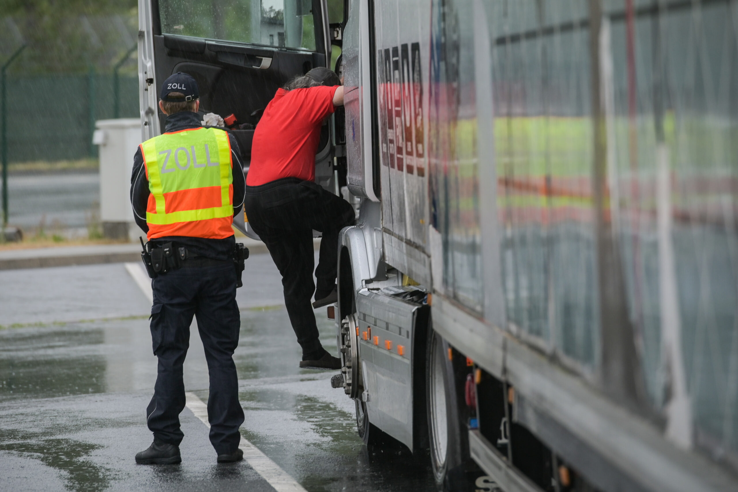 Ein Zollbeamter führt eine LKW-Kontrolle durch (Symbolfoto).