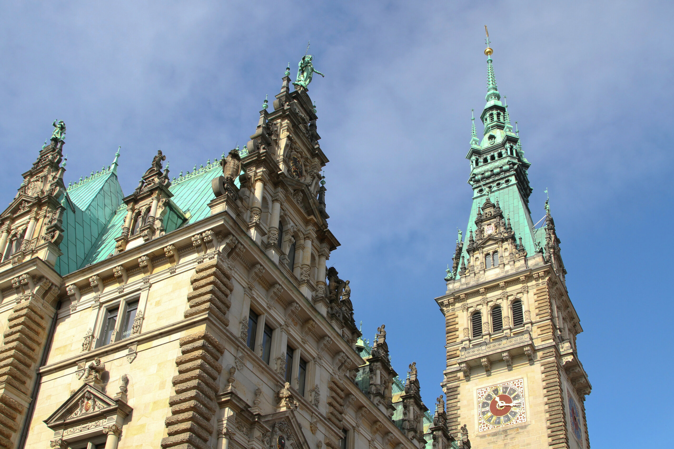 Eine Bronzefigur stürzte auf den Gehweg an der Ecke Mönckebergstraße/Große Johannisstraße(Archivbild).
