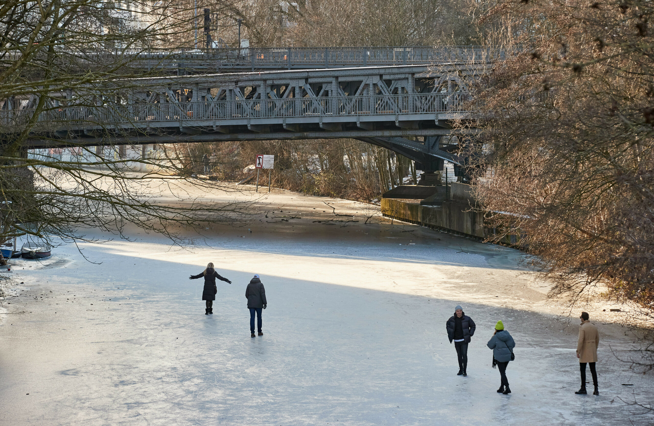 Menschen gehen auf dem zugefrorenen Isebekkanal. (Archivbild)