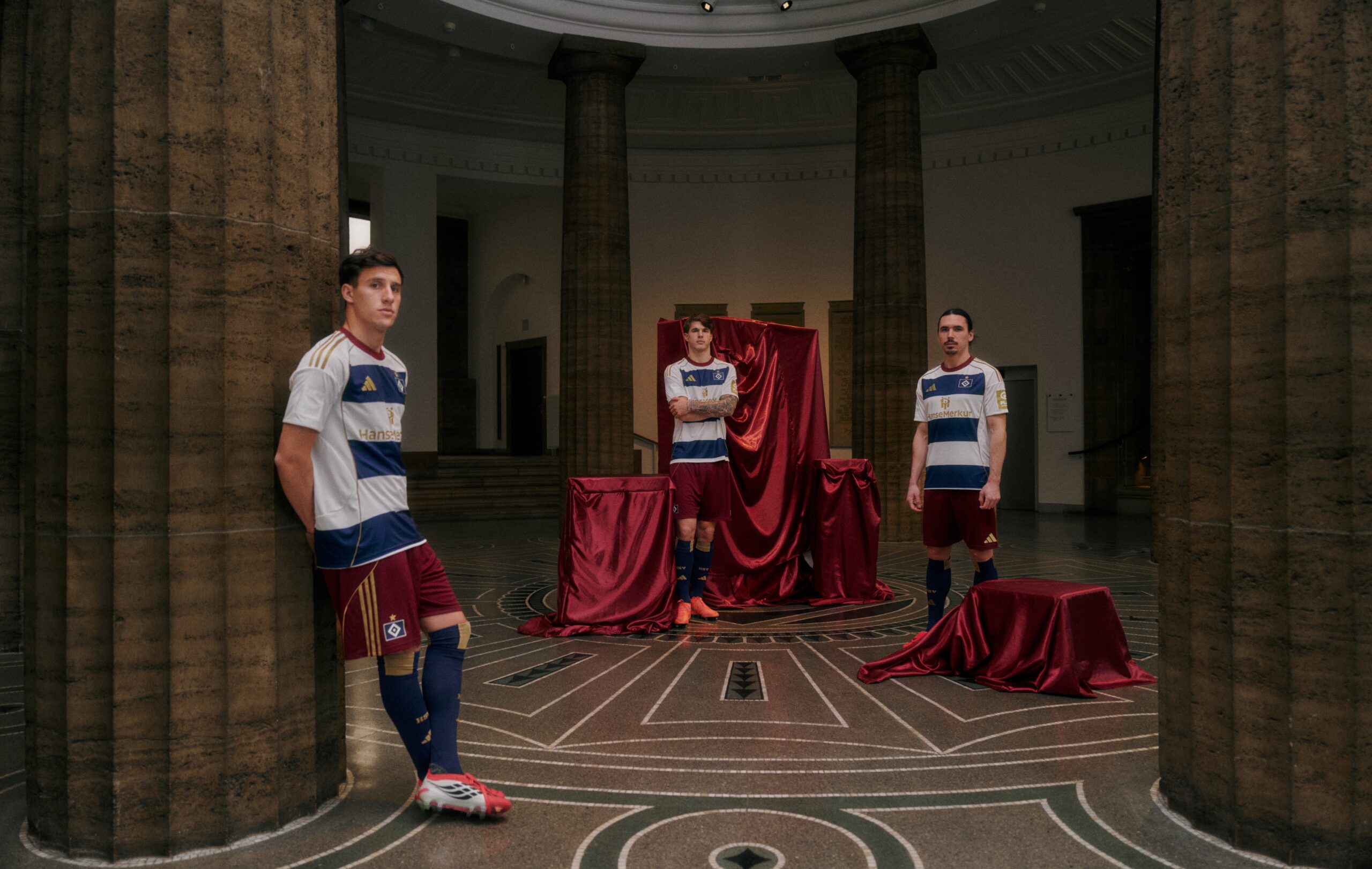 Nicolás Capaldo, Luka Vuskovic und Rayan Philippe präsentieren das neue HSV-Sondertrikot
