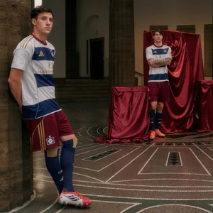 Nicolás Capaldo, Luka Vuskovic und Rayan Philippe präsentieren das neue HSV-Sondertrikot