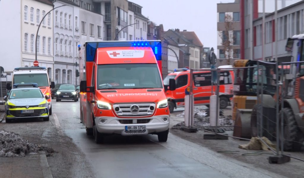 Feuerwehrmann-st-rzt-in-Schacht-mit-hei-em-Wasser-schwere-Verbrennungen