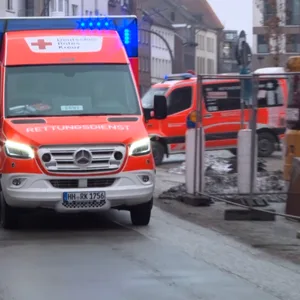 Rettungswagen und Notarzt am Unglücksort an der Mörkenstraße. Dort erlitt ein Feuerwehrmann schwere Verbrühungen.