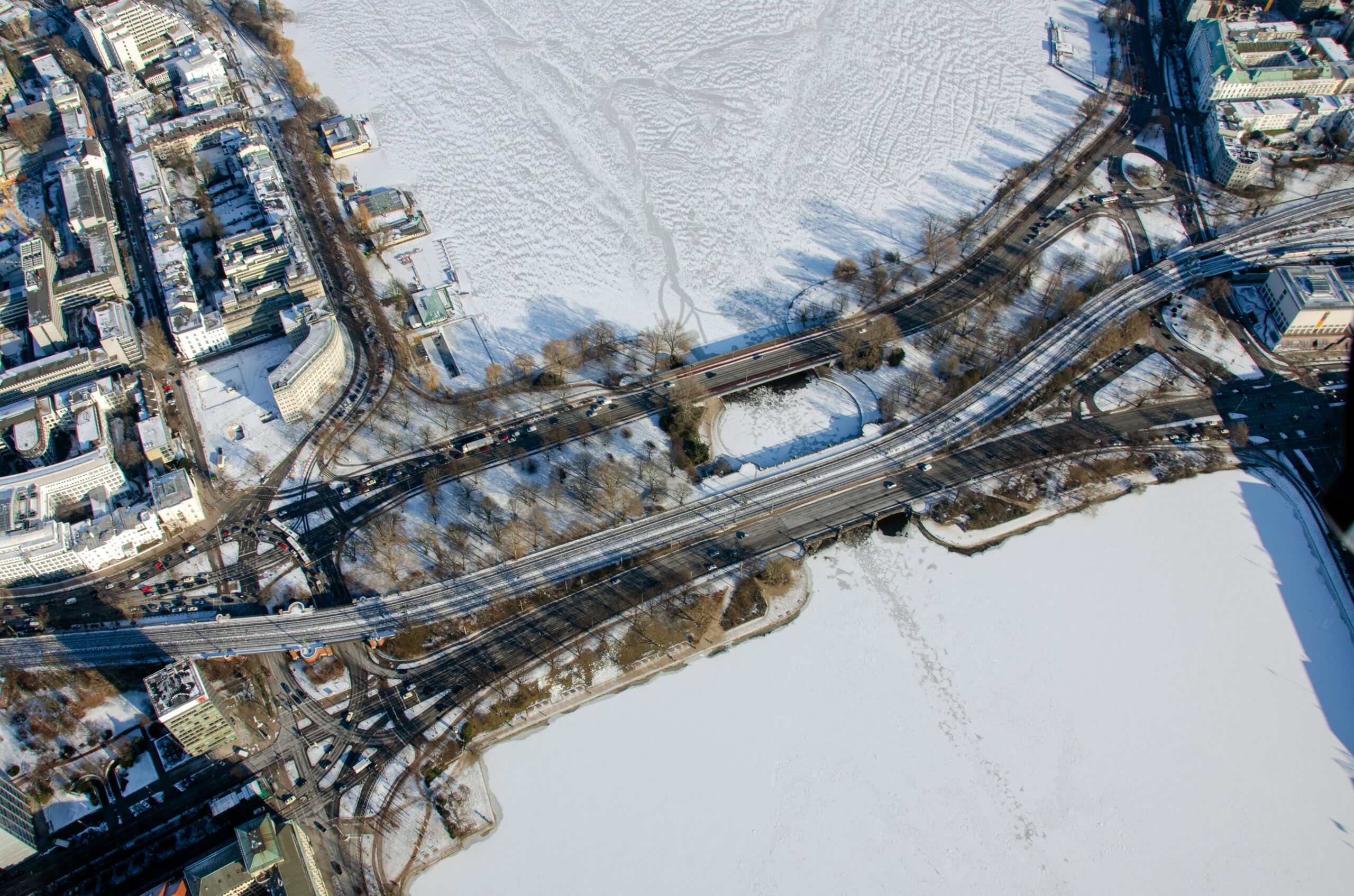 Die Außenalster in Hamburg ist nur teilweise zugefroren (Archivbild).