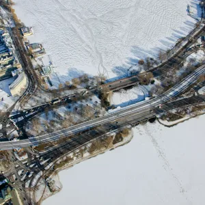 Die Außenalster in Hamburg ist nur teilweise zugefroren (Archivbild).