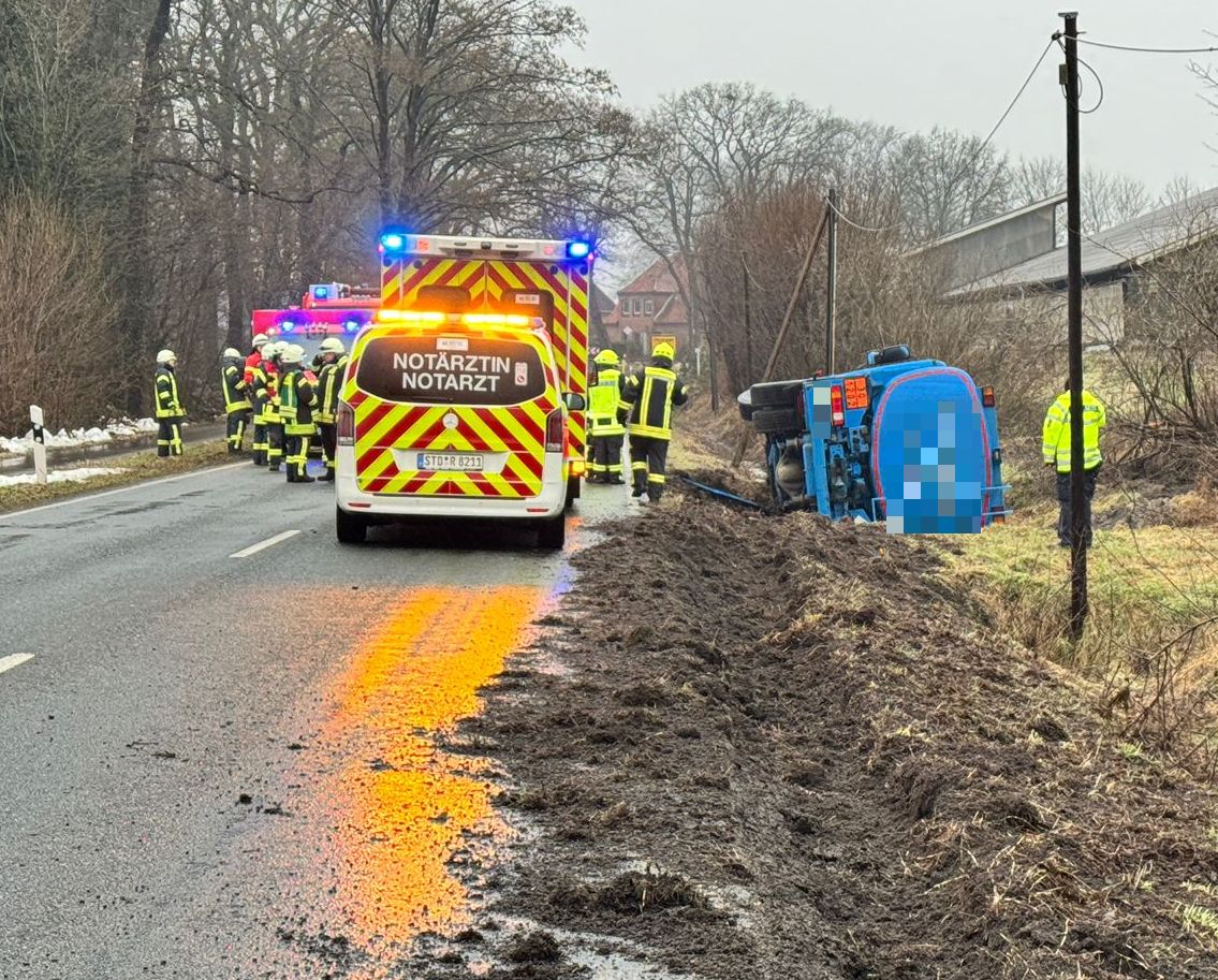 Tanklaster liegt auf der Seite, umstellt von Rettern