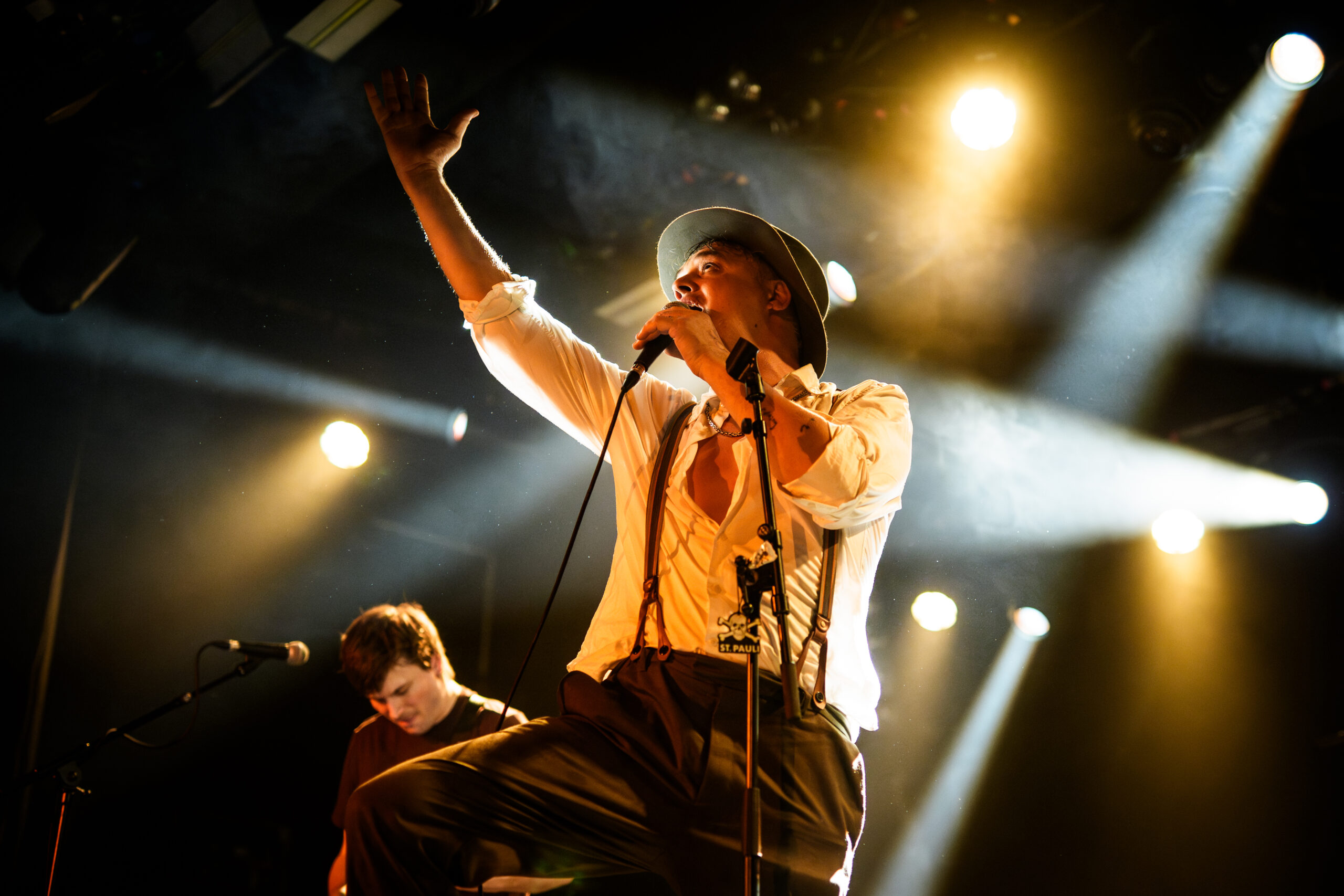 Anzugjacke, Hut, Hosenträger, Goldkette: Pete Doherty in der Großen Freiheit.