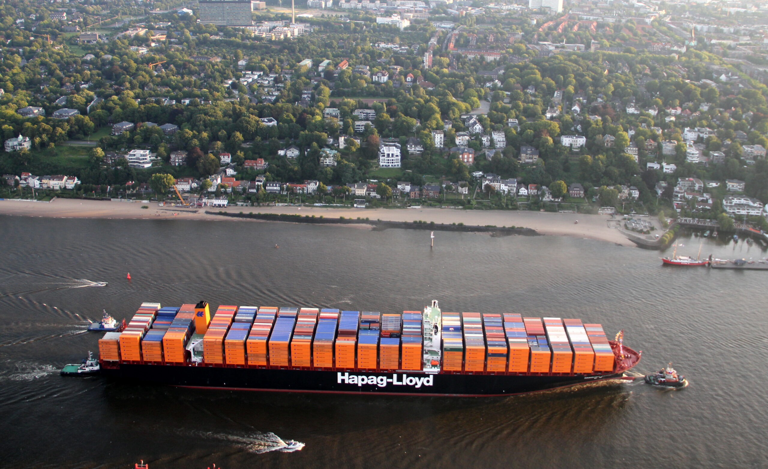 Ein 366 Meter langer Riesenfrachter von Hapag-Lloyd auf der Elbe.