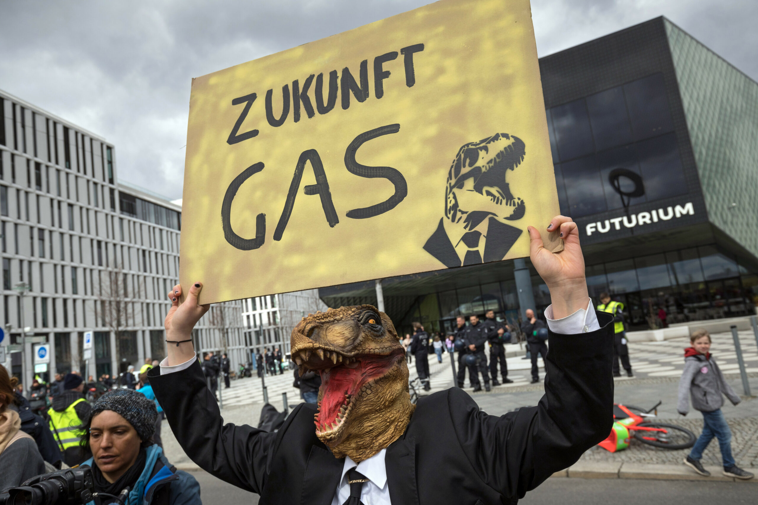 Ironisch-sarkastischer Protest gegen eine fossile Zukunft: ein Demonstrant als Dino verkleidet in Berlin.