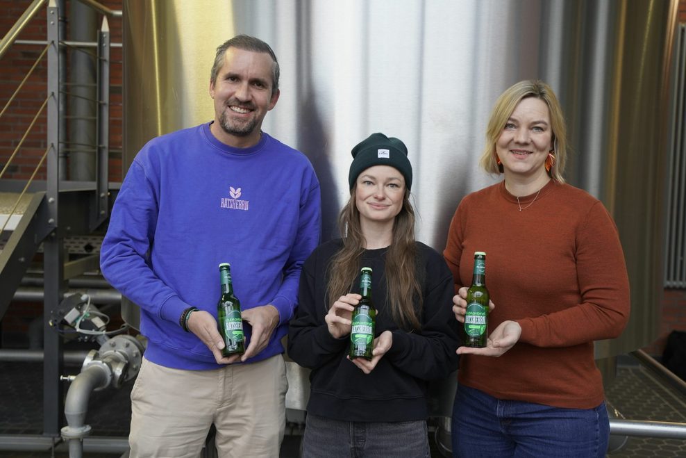 Dieses Bier soll Hamburgs Clubs retten: Thomas Passauer (Ratsherrn, v.l.), Annkathrin Schwerthelm (Clubkombinat) und Mariann von Redecker (Ratsherrn) präsentieren das „Clubkombinat-Pilsener“.