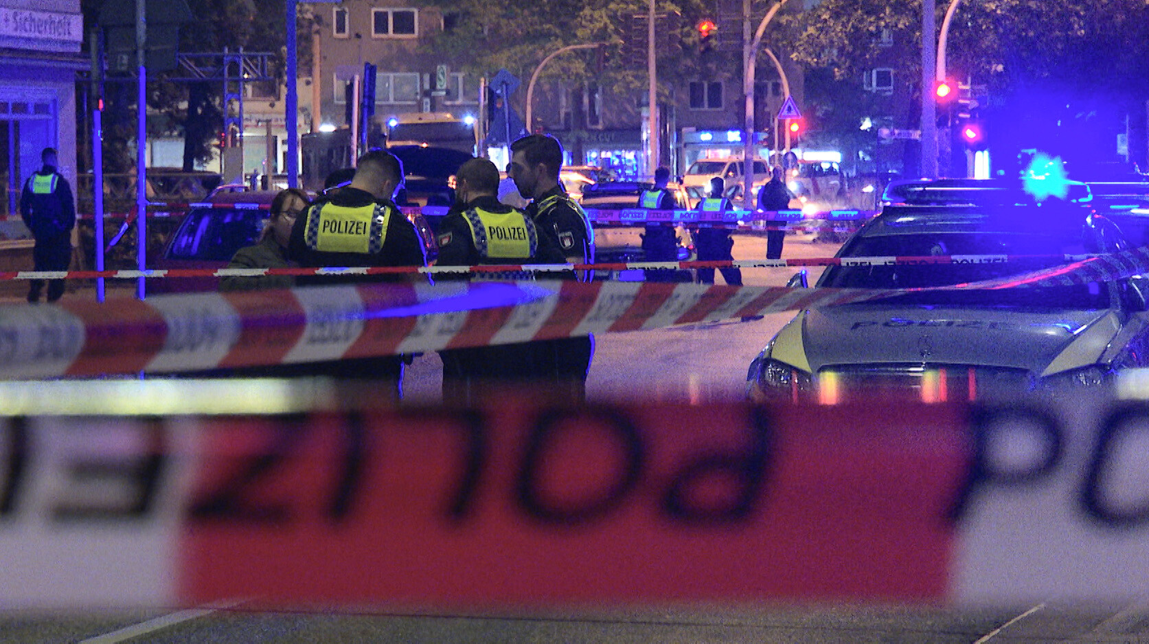 Polizisten arbeiten an einem Tatort in Harburg (Archivbild).