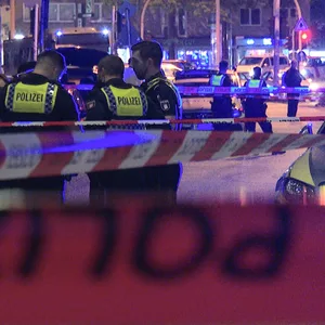 Polizisten arbeiten an einem Tatort in Harburg (Archivbild).