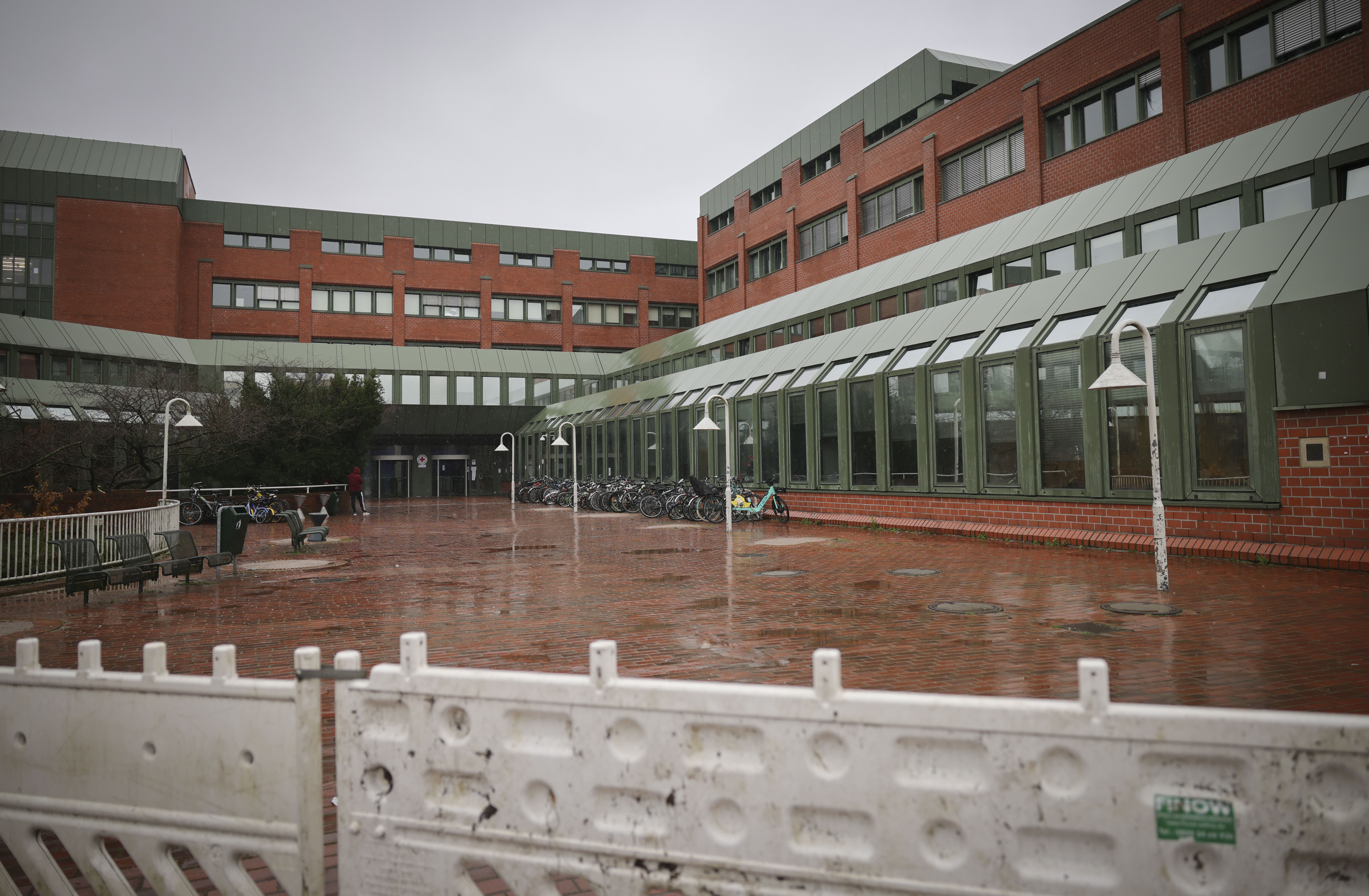 Aussenansicht eines Gebäudes am Überseering mit Unterkünften für Geflüchtete. (Archivbild)