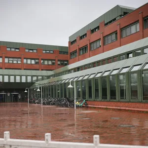 Außenansicht eines Gebäudes am Überseering mit Unterkünften für Geflüchtete. (Archivbild)