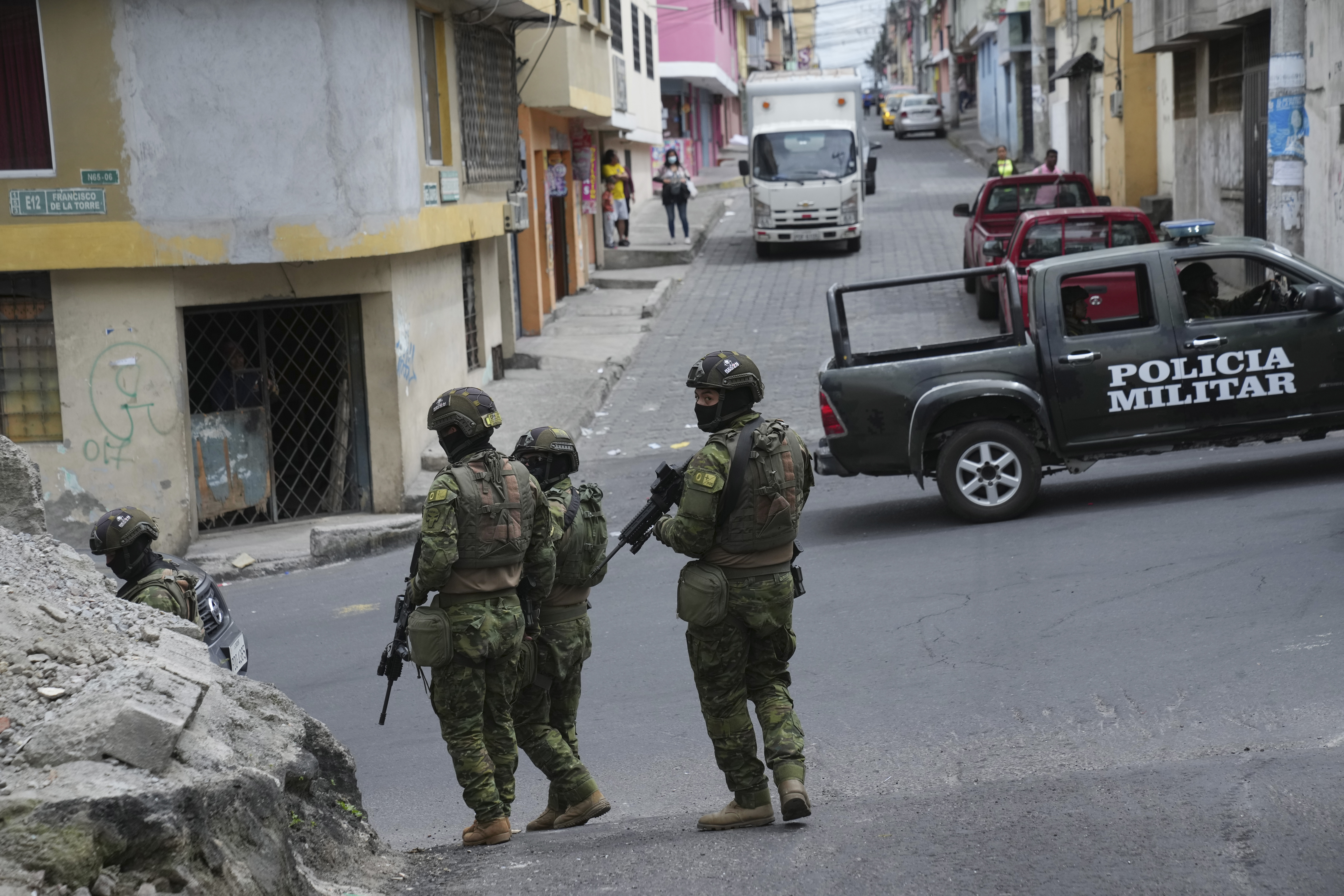 Ecuadorianische Polizisten stehen auf der Straße.