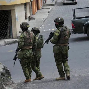 Ecuadorianische Polizisten stehen auf der Straße.