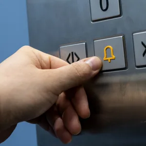 Notrufknopf in Fahrstuhl